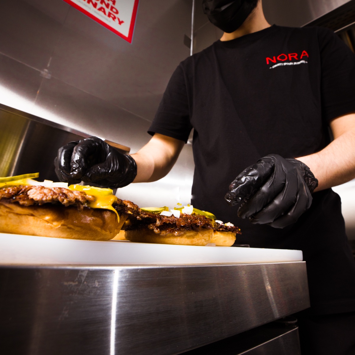 شيف نورا برجر يقدم سماش برجر طازج | Nora chef serving fresh smash burger