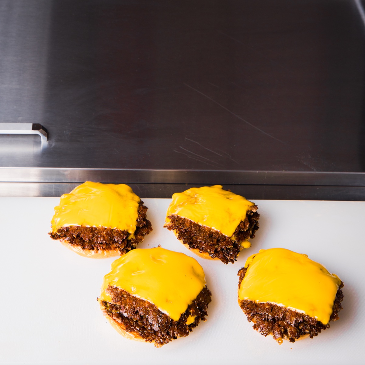 أربع سماش برجرات واجيو جاهزة | Four wagyu smash burgers ready to serve